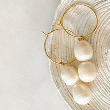 Load image into Gallery viewer, Foxy Pearl & Silver Earrings